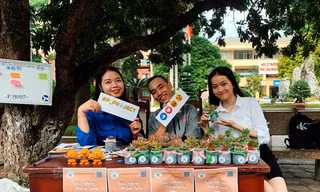 Sinh viên trường Báo tham gia 'Đổi nhựa – Lấy quà'