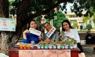 Sinh viên trường Báo tham gia 'Đổi nhựa – Lấy quà'