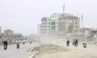 Đại công trường gây bão bụi mờ mắt người dân Hà Nội