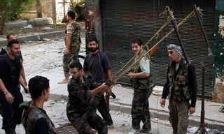 Một nhóm quân nổi dậy đang dùng súng cao su tấn công vào quân chính phủ