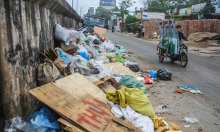 Thời điểm rác ùn tắc nhiều nơi khu vực phường An Dương, quận Tây Hồ ngày 19/11