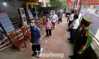 Cử tri đi bầu lại tại xã Tráng Việt. Ảnh: Hoàng Mạnh Thắng