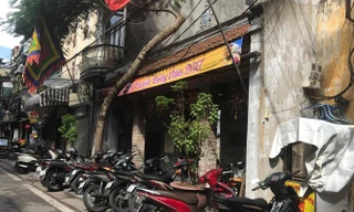 Bãi đỗ xe ở Đình Quan Đế (Hàng Buồm). Ảnh: Trần Hoàng