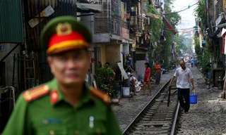 'Xóm cà phê đường tàu' vắng như mùng 1 Tết trong ngày đầu đóng cửa