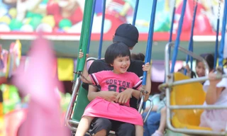 Em bé cười rạng rỡ trong công viên Thủ Lệ dịp 2/9. Ảnh: Nguyễn Trọng Tài