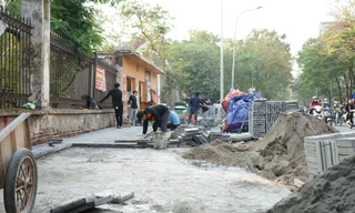 Chủ tịch Hà Nội yêu cầu xử lý, 'bêu tên' quận, huyện thi công vỉa hè ẩu