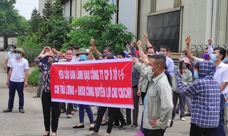 Công nhân liên tục căng băng rôn đòi quyền lợi tại Cty CP Ô tô 1-5 những ngày trước