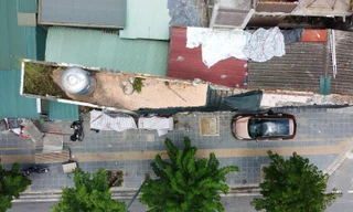 Đoạn đường Minh Khai, quận Hai Bà Trưng xuất hiện nhiều căn nhà "kỳ dị" sau khi mở rộng. Ảnh: Như Ý