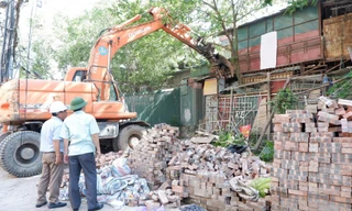 Cưỡng chế thu hồi khu đất bị chiếm dụng gần 10 năm ở hồ Ba Mẫu