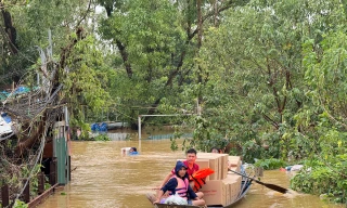 Nước sông Hồng lên cao, người dân khu vực bãi bồi ở Hà Nội tất tả chạy lũ