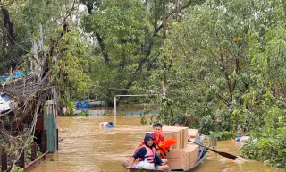 Nước sông Hồng lên cao, người dân khu vực bãi bồi ở Hà Nội tất tả chạy lũ