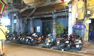 Hàng loạt bãi xe 'lậu' tái chiếm vỉa hè phố cổ Hà Nội