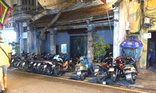 Hàng loạt bãi xe 'lậu' tái chiếm vỉa hè phố cổ Hà Nội