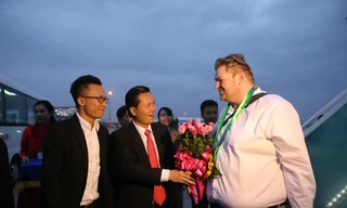Giám đốc Sở Du lịch Hà Nội Trần Đức Hải trao hoa cho vị du khách đầu tiên đến Hà Nội ngay chân máy bay. Ảnh: Hồng Hạnh