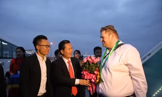 Giám đốc Sở Du lịch Hà Nội Trần Đức Hải trao hoa cho vị du khách đầu tiên đến Hà Nội ngay chân máy bay. Ảnh: Hồng Hạnh