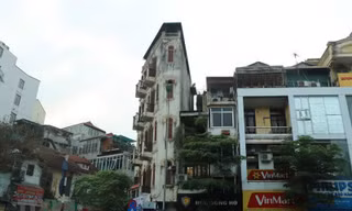 Một căn nhà có hình thù "kỳ dị" trên phố Tôn Đức Thắng, quận Đống Đa.