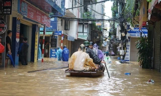 Hà Nội: Mất điện, ngập sâu, hàng trăm dân ngoài đê di tản
