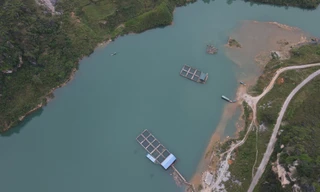 Người H'Mông mưu sinh trên dòng sông Nho Quế