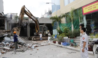  Thanh tra xây dựng TP giám sát cưỡng chế công trình xây dựng sai phép tại quận Hai Bà Trưng. Ảnh: Hải Linh 