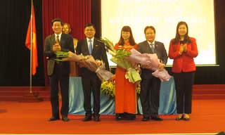 Tân Chủ tịch HĐND huyện Thanh Trì Đặng Đức Quỳnh (đứng thứ hai từ trái sang phải).