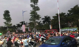 Cư dân đưa xe lên cổng hầm gửi xe, cản trở giao thông