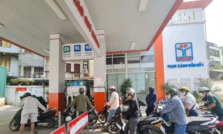 Hàng loạt cây xăng bán nhỏ giọt, đối phó, người dân Hà Nội bức xúc vì phải xếp hàng dài