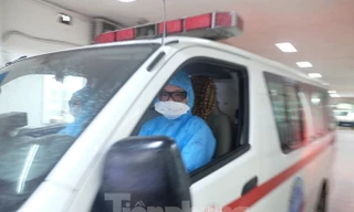 Những chiếc xe 115 liên tục hú còi di chuyển thời điểm dịch COVID-19 cao điểm ở Hà Nội