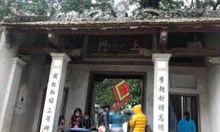 Bàn kiểm tra thân nhiệt, hướng dẫn theo thông điệp 5K của Bộ Y tế được các di tích đặt ngay lối đi vào