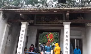Bàn kiểm tra thân nhiệt, hướng dẫn theo thông điệp 5K của Bộ Y tế được các di tích đặt ngay lối đi vào