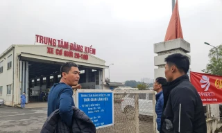 Hà Nội: Vạ vật, ăn ngủ trước trung tâm đăng kiểm 3 ngày chưa xong