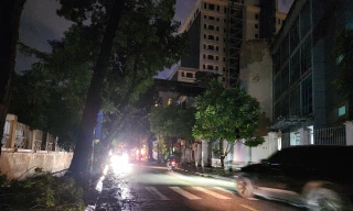 Sau bão nhiều tuyến phố Thủ đô chìm trong bóng tối do đèn đường chưa hoạt động 