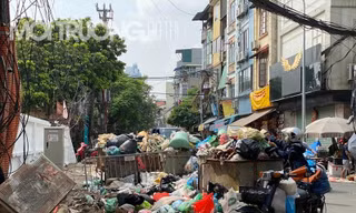 Rác ngập phường Yên Phụ vì công nhân Cty Minh Quân đình công năm 2020. Ảnh minh họa