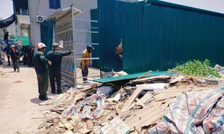 Cưỡng chế loạt công trình kiên cố 'núp bóng' nhà tôn