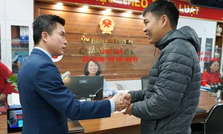 Hà Nội: Chủ tịch quận lì xì công dân đến làm thủ tục hành chính đầu năm