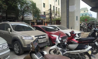 Mục kích những bãi xe 'lậu' chiếm giữ gầm cầu, dải phân cách