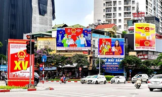 Trang trí, tuyên truyền tại một ngã năm trên địa bàn quận Ba Đình.