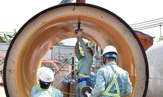 Ống dẫn nước khổng lồ, người đi được bên trong sẽ là ống dẫn nước từ sông Tô Lịch vào nhà máy