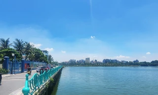 Hoàn tất di dời 'thuyền ma' cuối cùng ra khỏi Hồ Tây