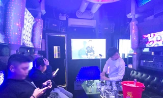 Biến tướng quán 'hát cho nhau nghe': Chính quyền loay hoay xử lý