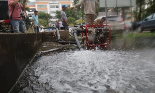 Viwaco tiến hành súc xả bể nước ở các khu chung cư bị ảnh hưởng