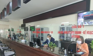 Bộ phận một cửa tại UBND quận Tây Hồ niêm yết đúng giờ làm việc mới.