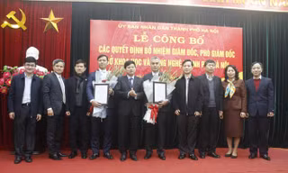 Phó Chủ tịch UBND thành phố Ngô Văn Quý tặng hoa chúc mừng tân Giám đốc và Phó Giám đốc Sở Khoa học và Công nghệ.