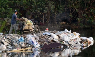 Công an Hoàng Mai xác minh tình trạng đổ phế thải, lấn chiếm ao hồ
