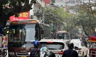 Xe khách limousine 'đại náo' phố cổ Hà Nội