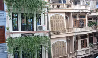 Di dời khẩn cấp khỏi nhà nghiêng chờ sập ở Ô Chợ Dừa