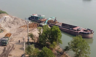 Bãi tập kết cát trái phép tại Gia Lâm: Nguy cơ cho nhà máy nước sạch sông Đuống