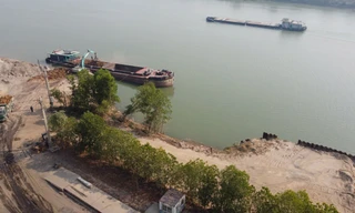 Chủ tịch Hà Nội yêu cầu xử lý nghiêm 3 bãi cát không phép ‘tung hoành’ dọc sông Đuống