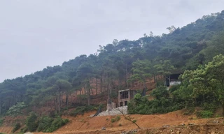 Nhà kiên cố tiếp tục được xây dựng sát mặt hồ Đồng Đò, xã Minh Trí