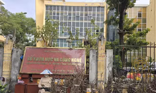 Cận cảnh loạt trụ sở 'đất vàng' bỏ hoang, chính quyền rà soát xong lại... bỏ không