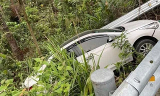 Liên tiếp tai nạn trên đèo Tam Đảo: Ô tô con lao qua hộ lan